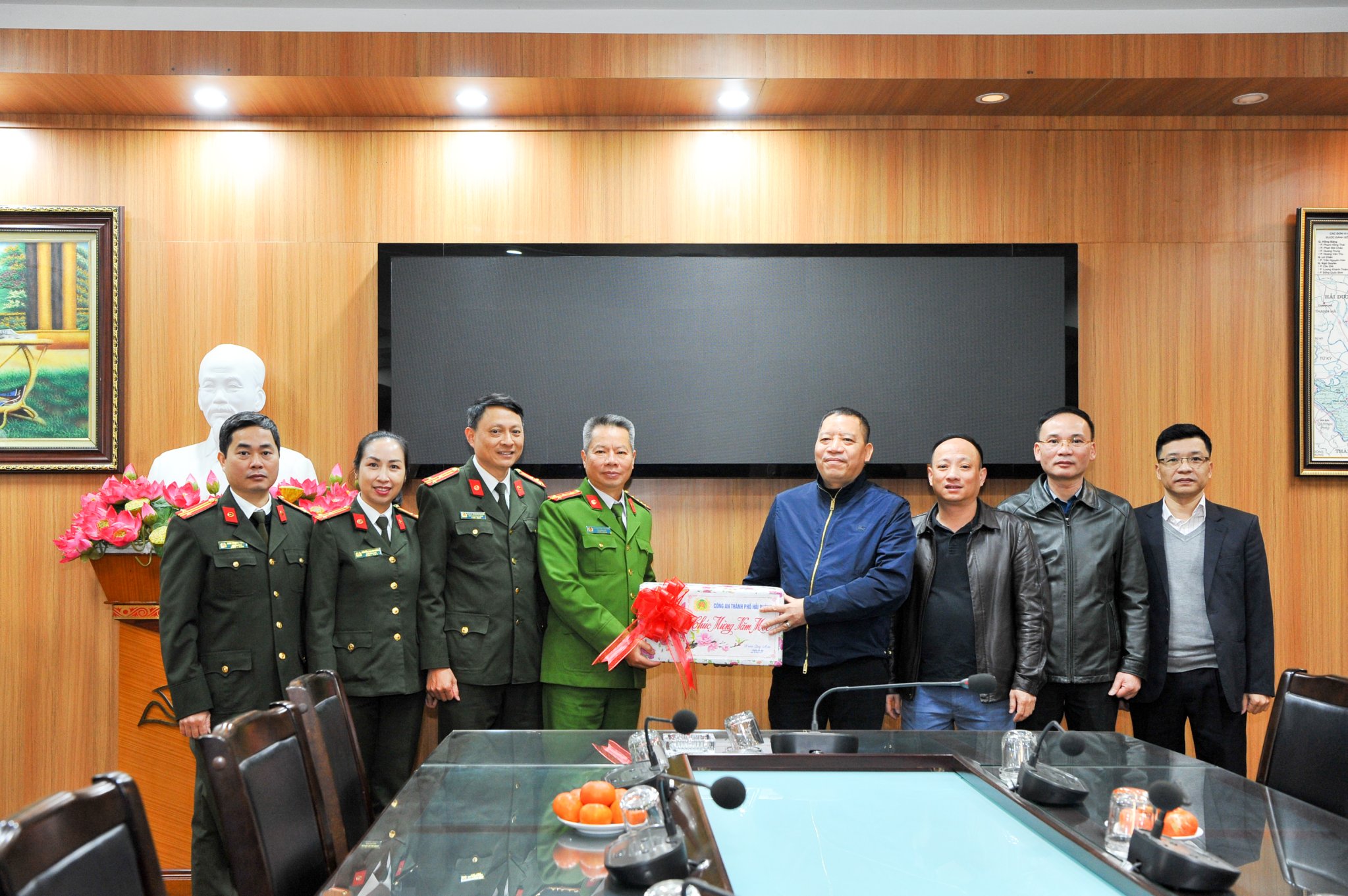 Đại tá Lê Nguyên Trường - Phó Giám đốc CATP thăm, chúc Tết Viện Kiểm sát Nhân dân và Toà án Nhân dân thành phố